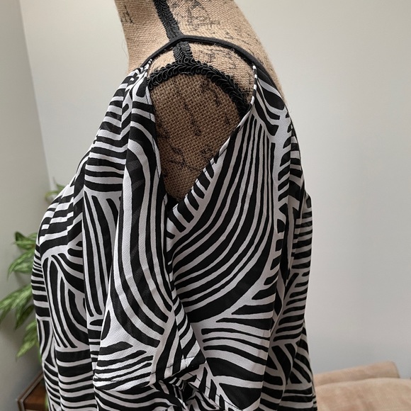 🆕 Old Navy cold shoulder top - Picture 3 of 4